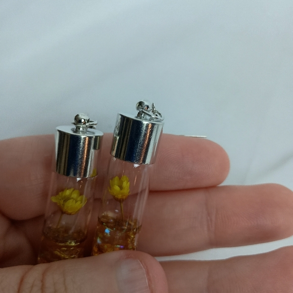 NEW Barbiecore Yellow Flower‎ Silver Dangling Gift earrings (#0285) - Picture 4 of 4